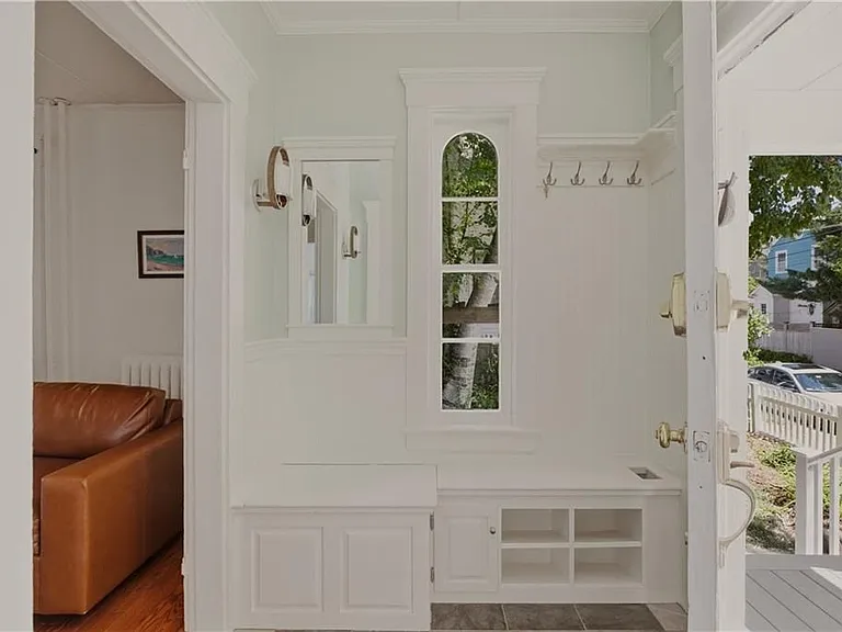 21 Clinton Ave — Photo 3