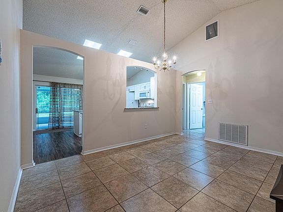 3rd image of 2736 Fields Ave SE