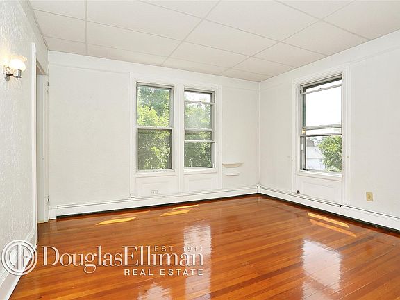 4th image of 19 Dixon St