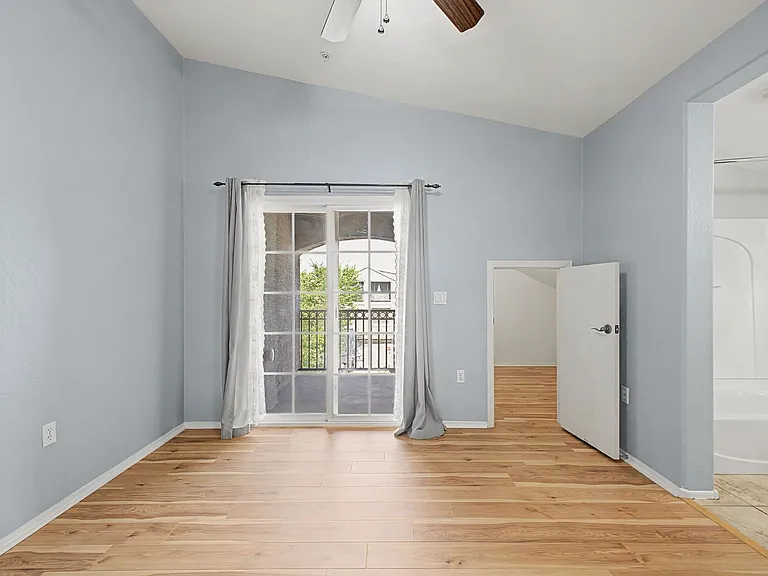 2233 E Huntington Dr — Photo 15