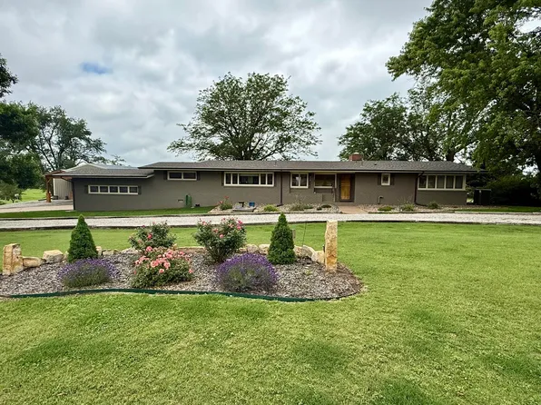 315 Point Dr, Great Bend, KS 67530