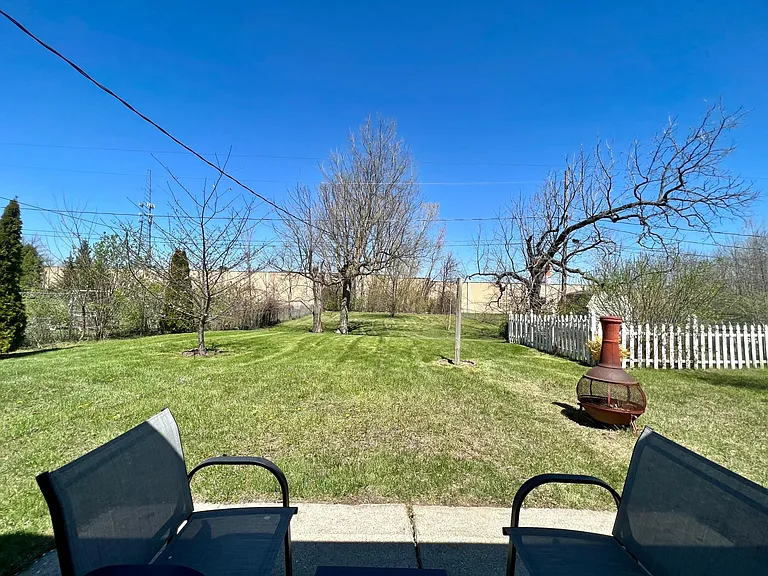 6841 Stonehurst Dr — Photo 4