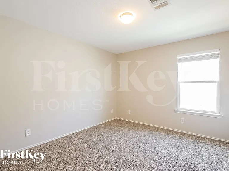 1811 Buescher Path — Photo 10