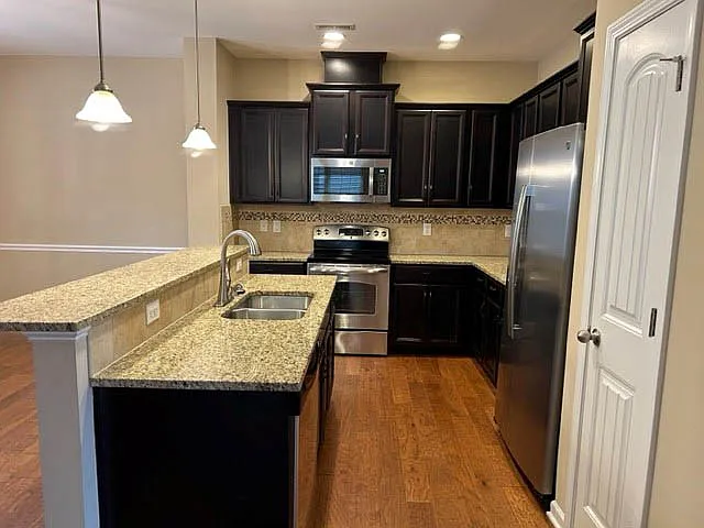 738 Keystone Park Dr — Photo 2
