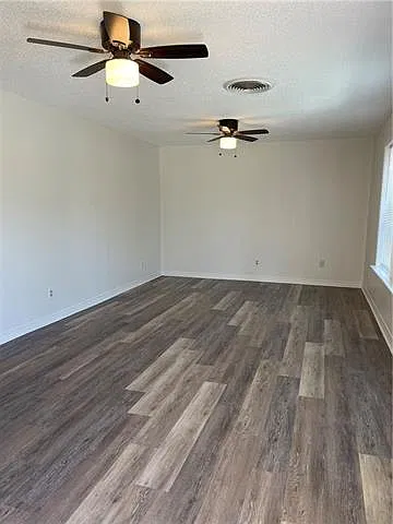 3 bed, 2.0 bath, 1420 sqft, $2,000 — Photo 2