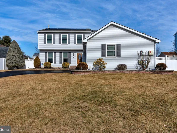 3 Berwick Ln, Sicklerville, NJ 08081