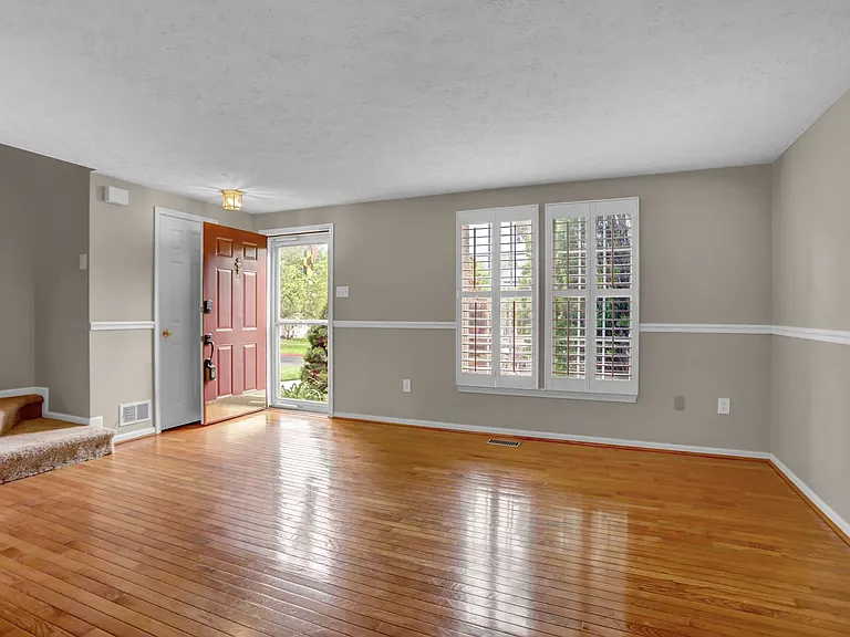 437 Ashton Ln — Photo 2