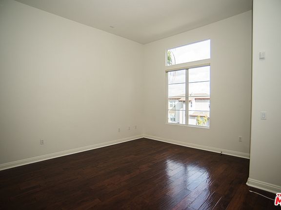 3rd image of 5831 Seawalk Dr Unit 221