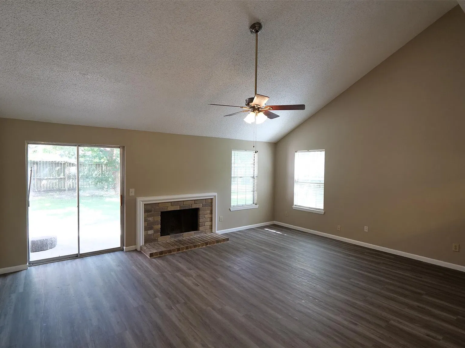 3 bed, 2.0 bath, 1284 sqft, $1,695 — Photo 2