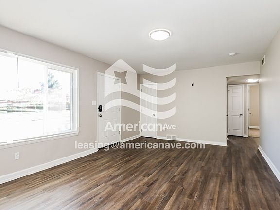 684058_004_wm_-_living_room_13130477.jpg