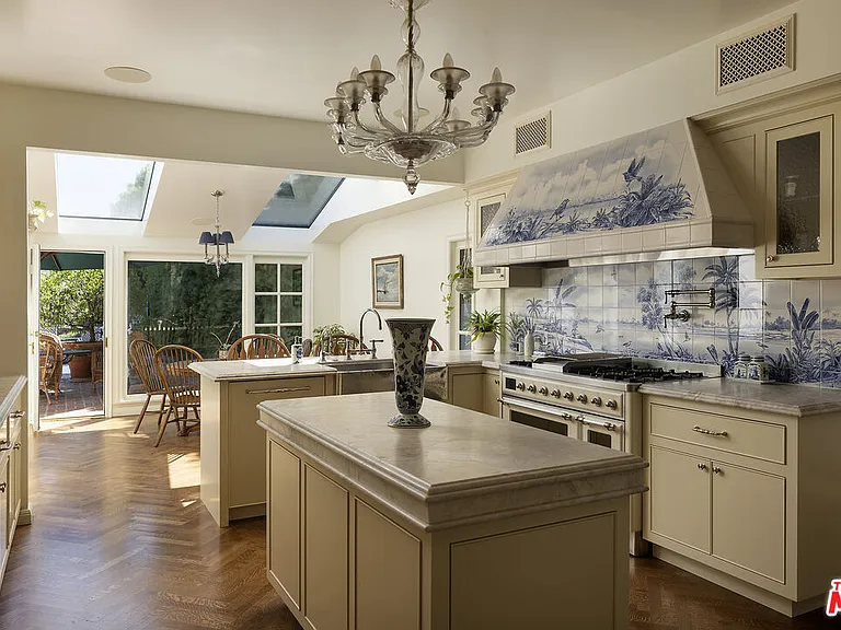 10030 Toluca Lake Ave — Photo 15