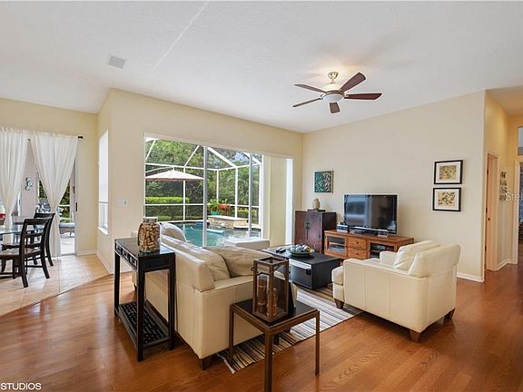 5th image of 10417 Greenhedges Dr