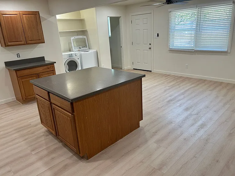 2405 E Dortha Ave — Photo 11