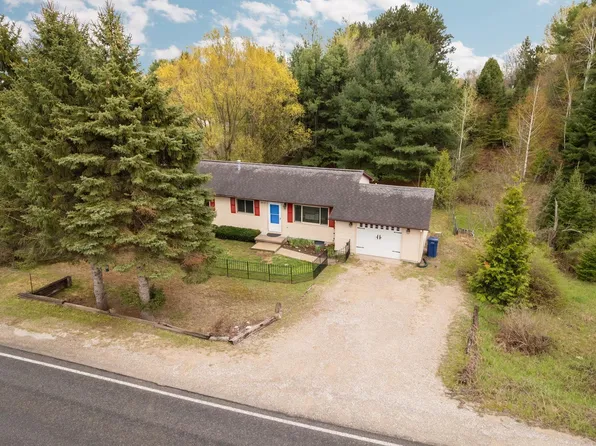 10510 E Shady Ln, Suttons Bay, MI 49682