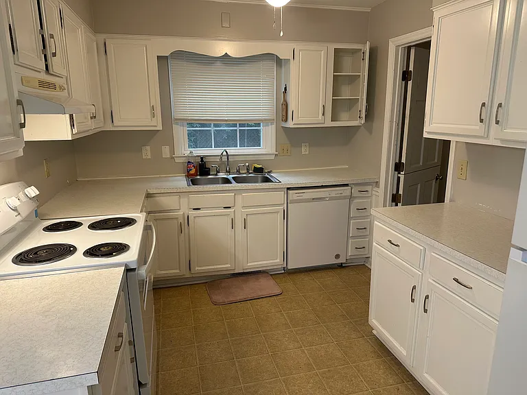 3902 Derbyshire Dr — Photo 3