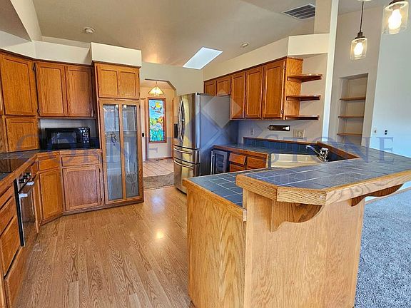 5th image of 948 N Linda Vista Ave