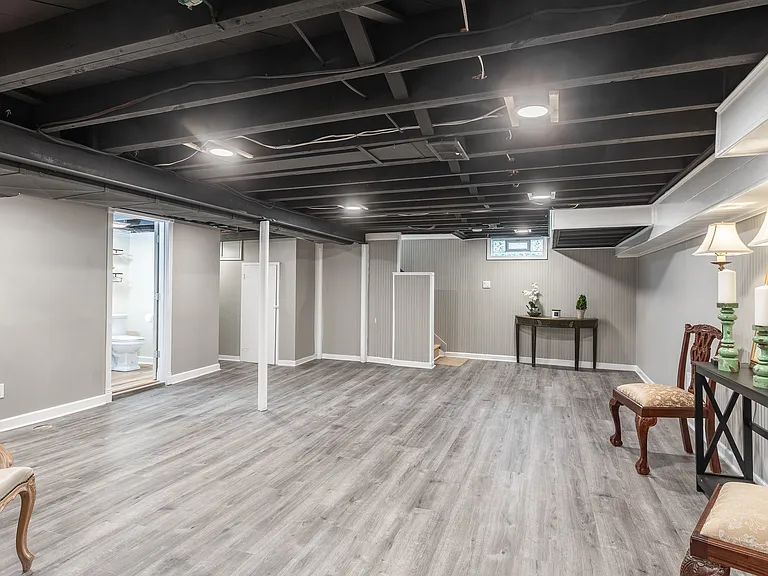 906 Putney St — Photo 39