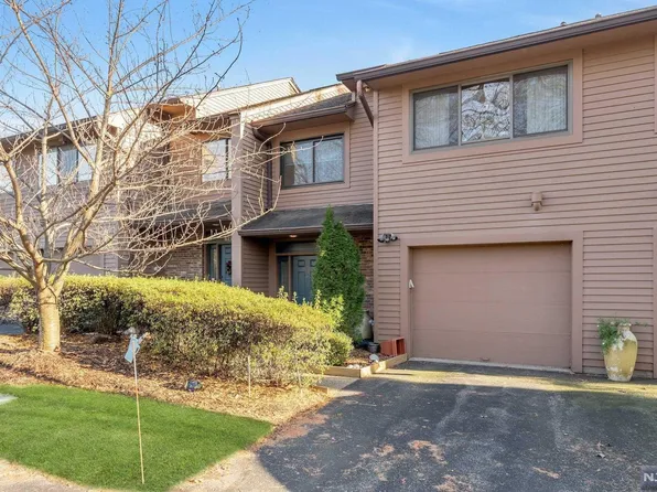 15 Danbury Ct, Twp Washinton, NJ 07676