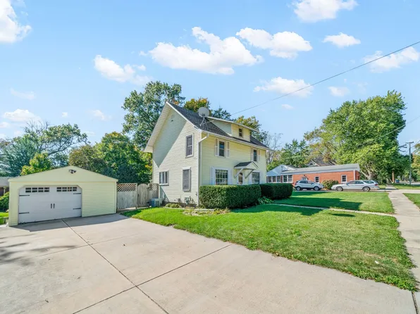 557 E McKinley St, Hinckley, IL 60520