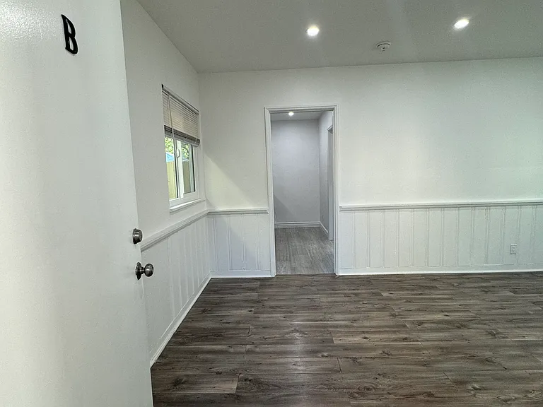 307 N Hollywood Way #B — Photo 2
