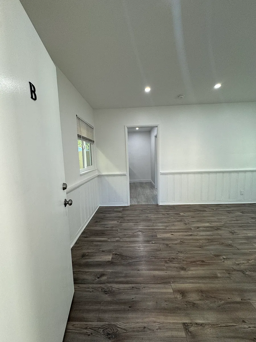 Building Photo - 307 N Hollywood Way #B