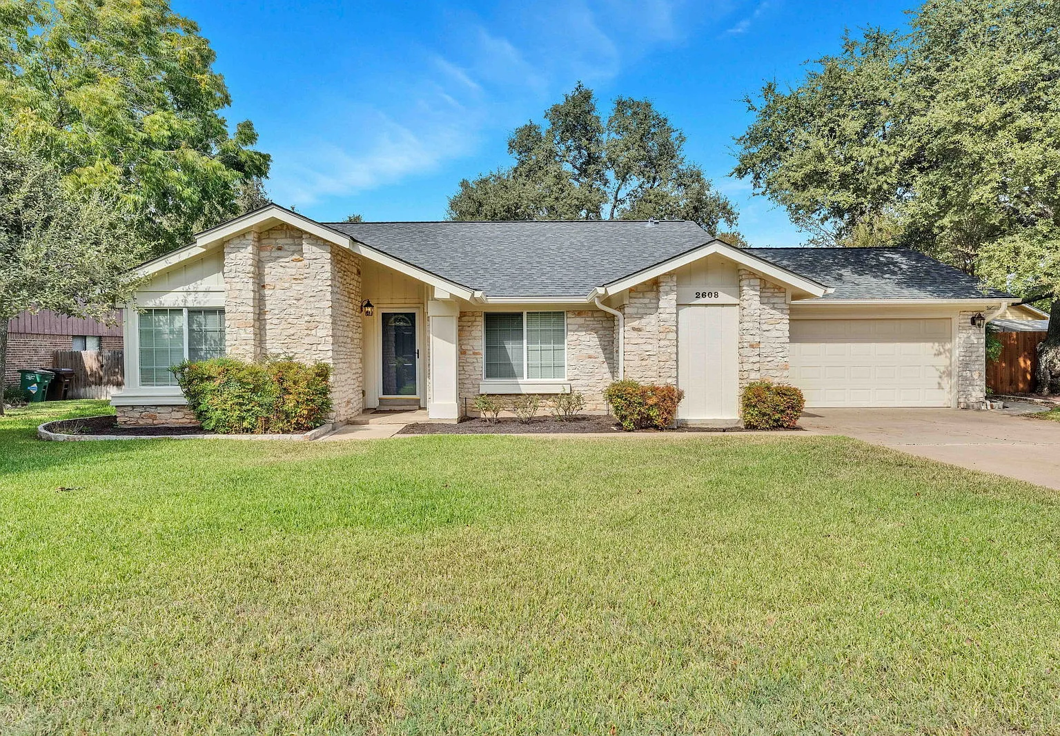 3 bed, 2.0 bath, 2141 sqft, $2,200 — Photo 1