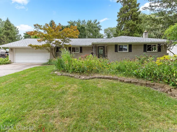 17398 Westbrook Dr, Livonia, MI 48152