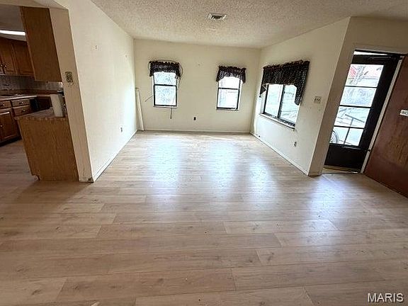 4th image of 16232 Martin Dr