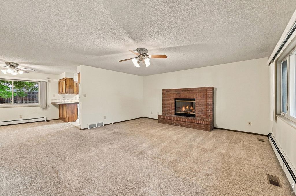 3233 Hawthorn Dr