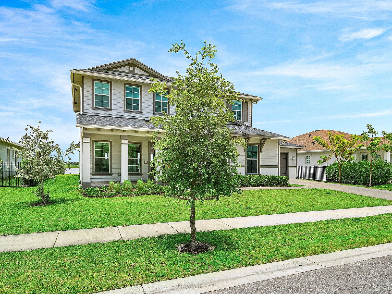 5 bed, 4.0 bath, 3730 sqft, $7,990 — Photo 2
