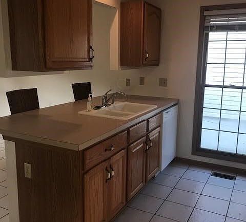 4th image of 679 Hornbeck Ave