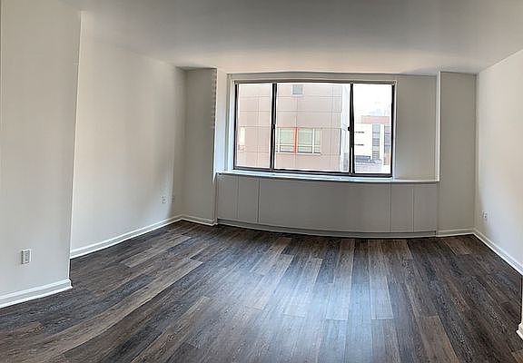 4th image of 520 W 43rd St #E6