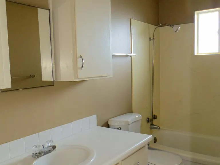2404 S Stanley St — Photo 10