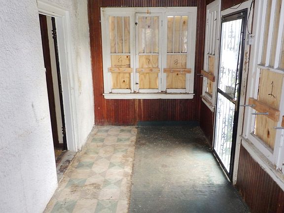 3rd image of 10114 S Winston Ave
