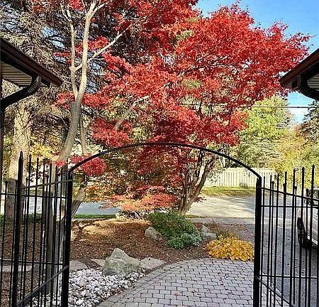 2nd image of 812 Bexhill Rd