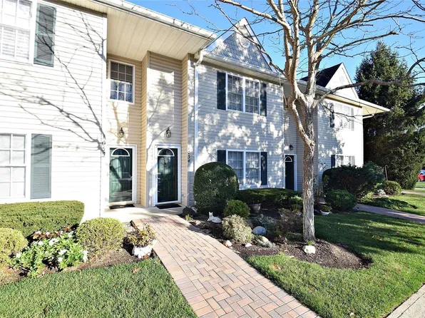 1034 Savoy Drive #1034, Melville, NY 11747