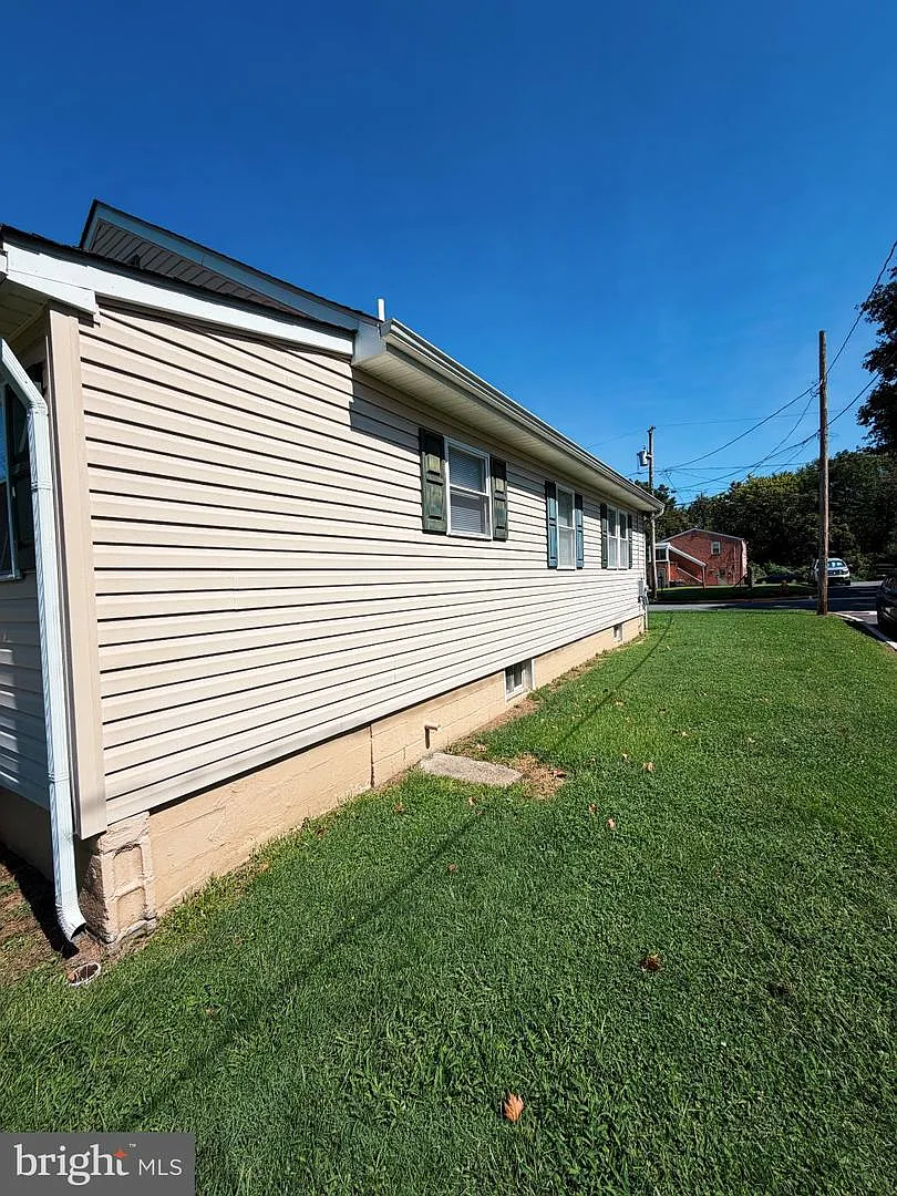 3 bed, 1.5 bath, 925 sqft, $2,000 — Photo 2