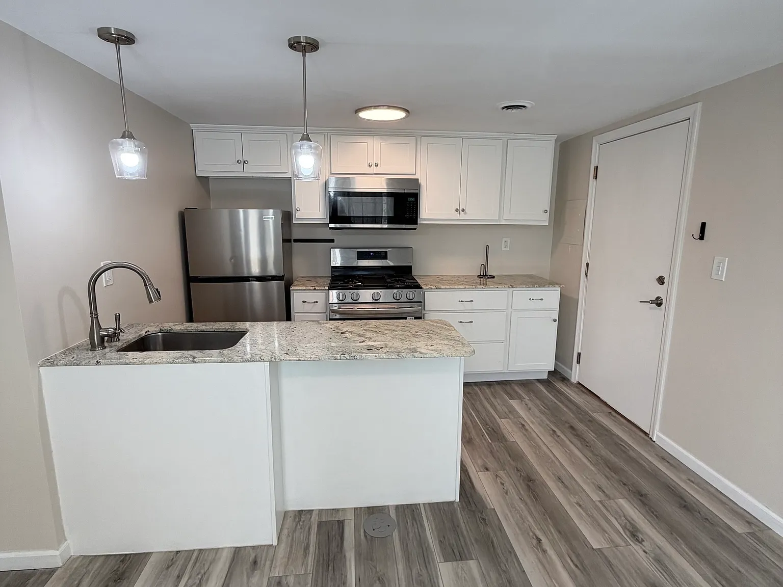 2 bed, 1.0 bath, 6147 sqft, $2,050 — Photo 1