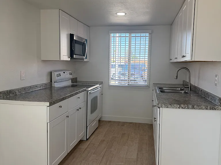 4035 S 45th Pl — Photo 6