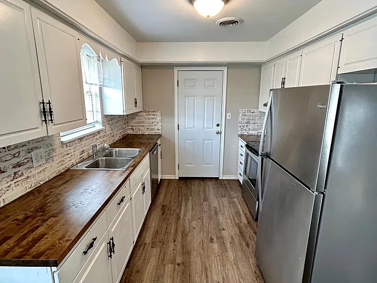 Full kitchen
