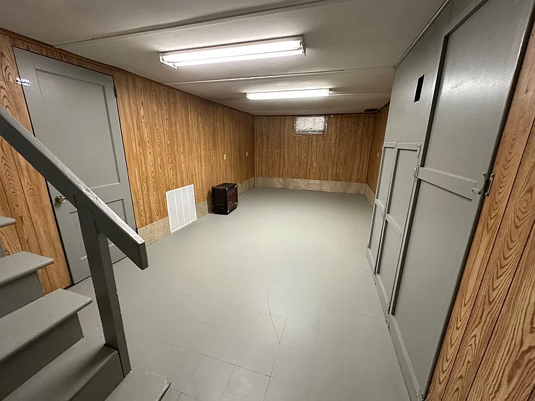 Rec room. Gas heater. Storage.