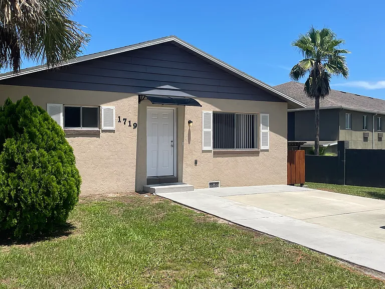 1719 Edgewater Dr — Photo 2