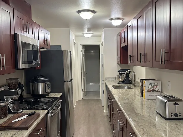 2501 Thorndyke Ave W — Photo 6