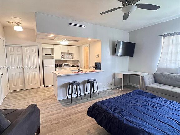 5th image of 26 Diplomat Pkwy #2308