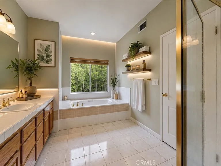 5807 Sylvia Ave — Photo 9