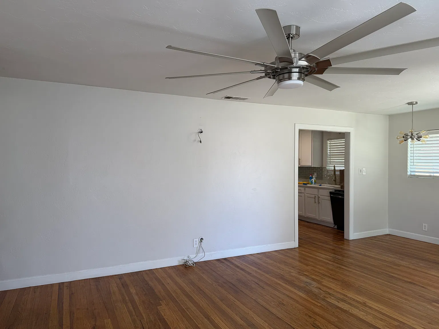 3 bed, 1060 sqft, $2,400 — Photo 2