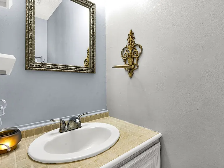 1121 Victoria Dr — Photo 18