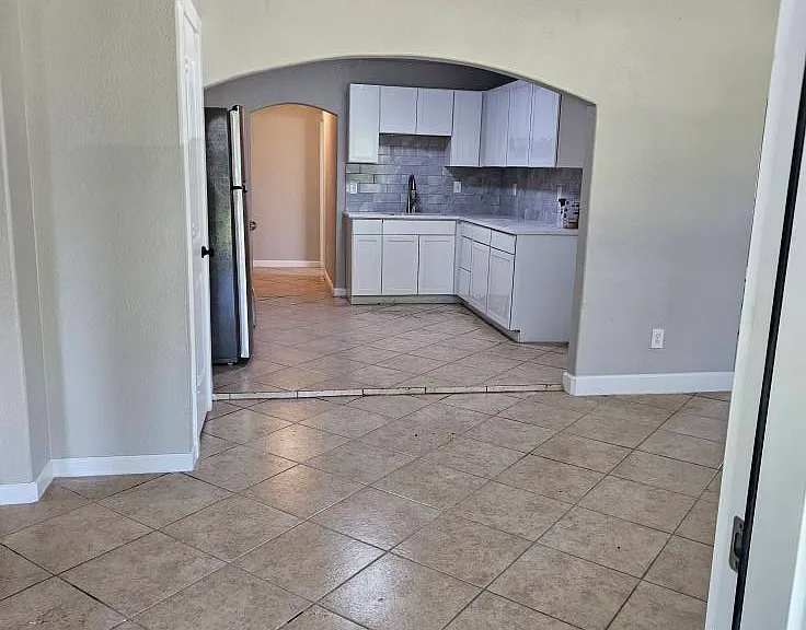 1205 W Wrenway Ave — Photo 1