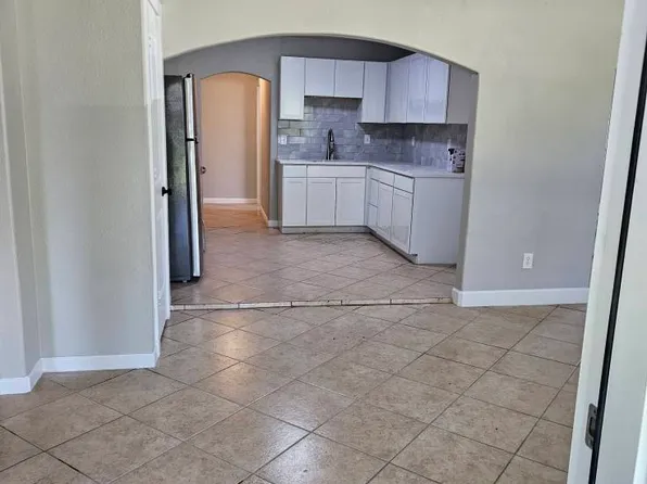 1205 W Wrenway Ave, Orange, TX 77630