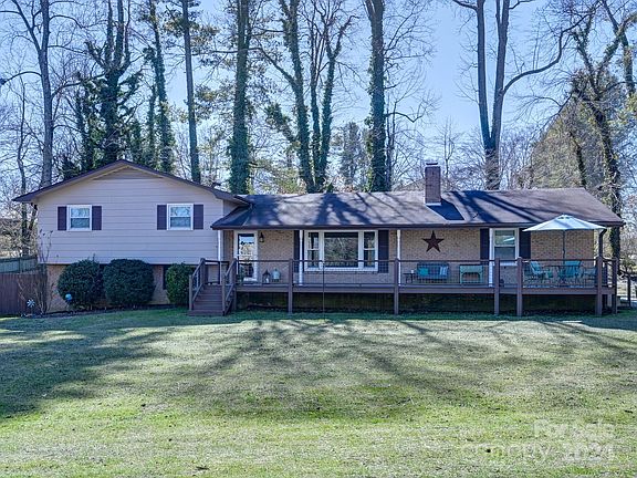 2nd image of 104 Lyndon Ln